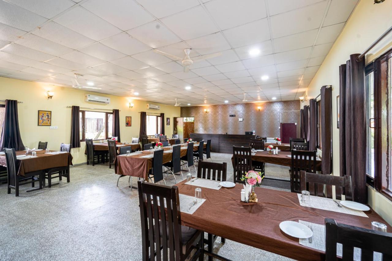 Narmada Hills Resort Godarpura Buitenkant foto