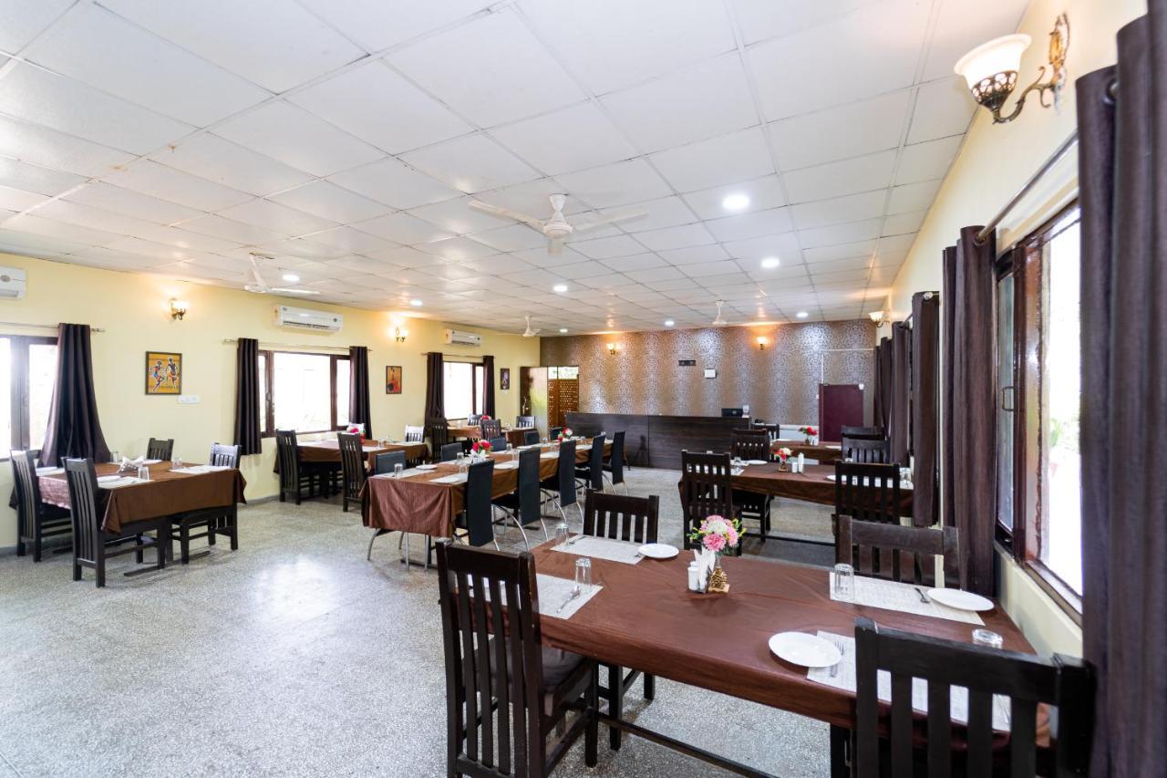 Narmada Hills Resort Godarpura Buitenkant foto